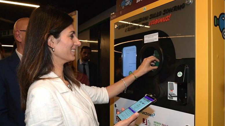 Plastik su şişesini getirene metro bileti bedava