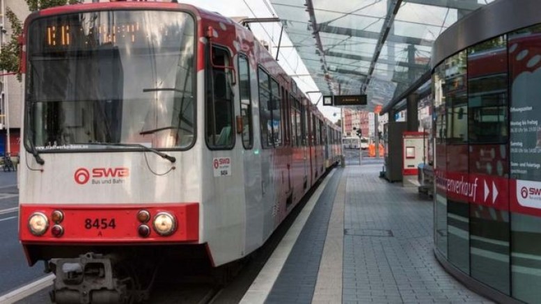 Sürücüsü fenalaşan tramvayı yolcular kontrol merkezinden aldıkları talimatlarla durdurdu