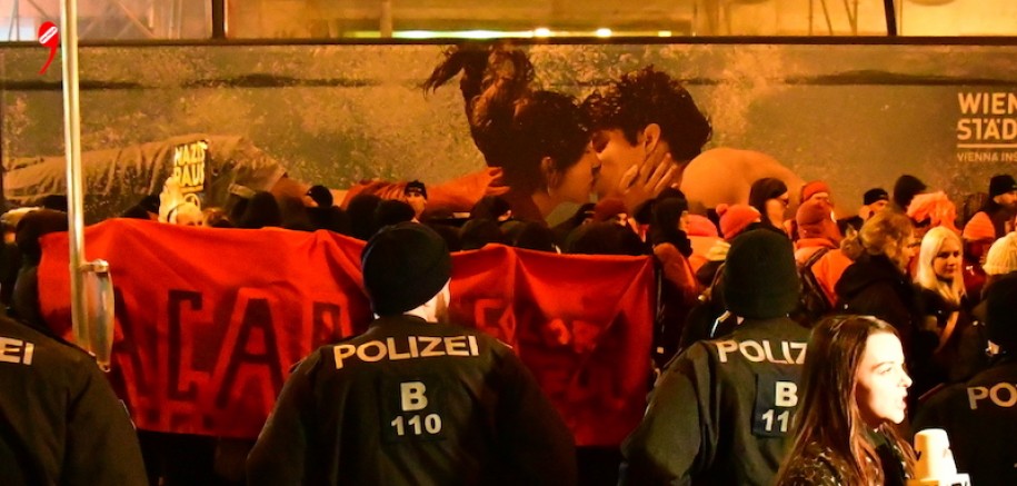 Avusturya’da Irkçıların Yaptığı Balo Protesto Edildi