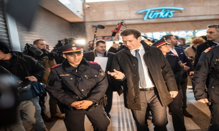 Başbakan Kurz’un Fotoğrafındaki Ayrıntı