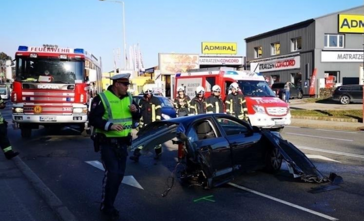 Direğe Çarpan Araç İkiye Ayrıldı
