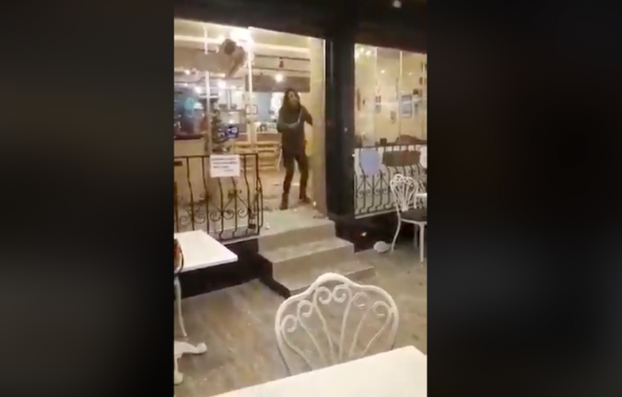 Elinde Bıçakla Kafeye Giren Saldırgan Polis Tarafından Vurularak Öldürüldü