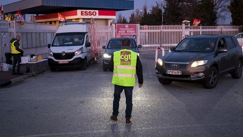 Fransa’nın ‘en uzun’ grevleri benzini de vurdu: Taraflar uzlaşamıyor