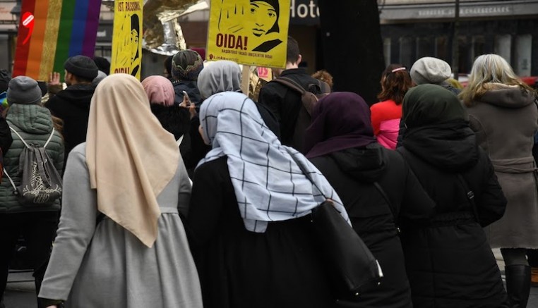 Kopftuch: Experte widerspricht Ministerin – und verteidigt Verbot