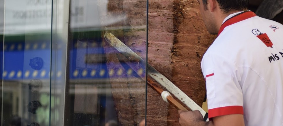 “Tüketim tarihi geçen ürünler, çamaşır suyu ile yıkanıp döner yapılıyor”
