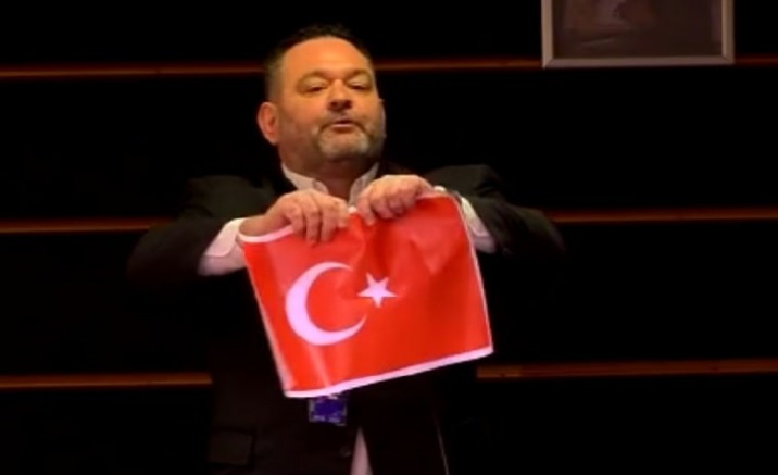 Türk bayrağı yırtan Yunan vekile Ankara ve Atina’dan tepki