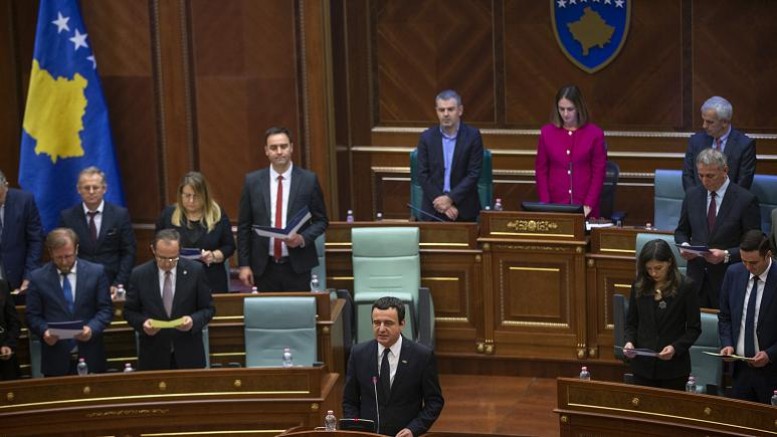 Başbakan ve bakanların maaşları yarıya inecek
