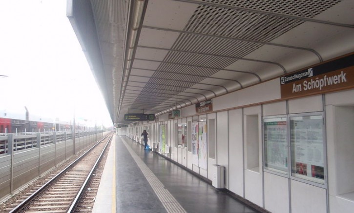 Hareket Halindeki Metroya Temas Eden Kadın İki Vagon Arasında Kaldı