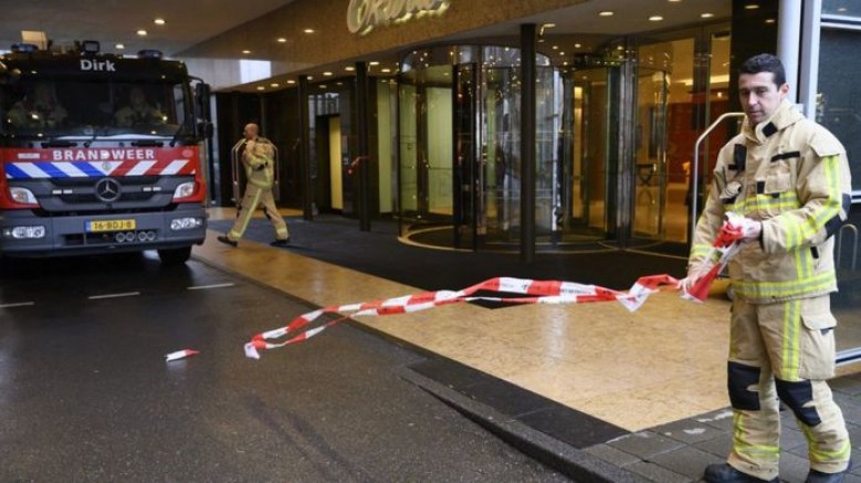 Hollanda’da 2 ayrı şirkete gönderilen bombalı zarfların açılması sonucu patlamalar yaşandı