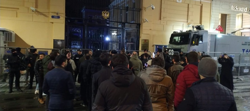 Rusya konsolosluğu önünde protesto: ‘Katil Rusya, katil Putin’