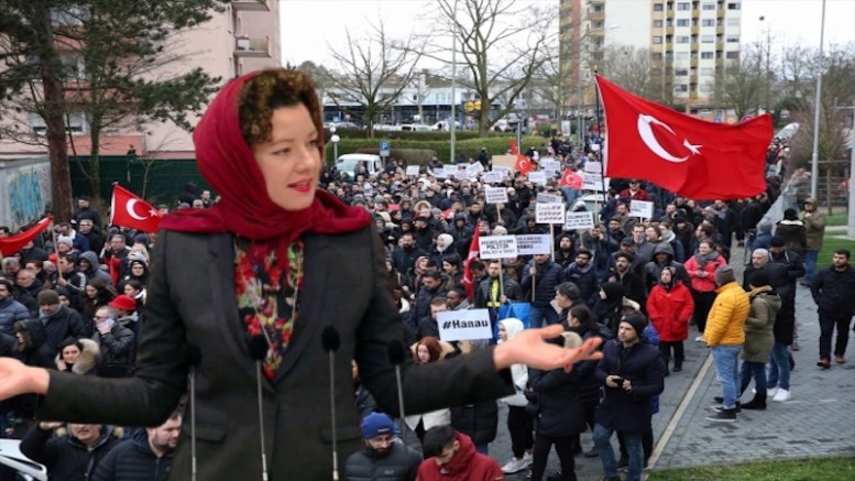 Türk Bayraklı Yürüyüşe Martha Bißmann Yorumu | ‘’Merhem mi, yoksa ataşe benzin dökmek mi?’’