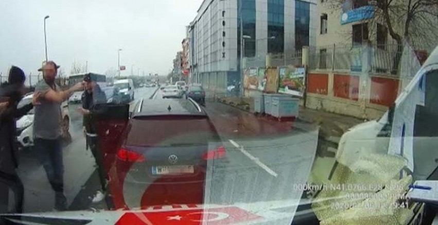 Viyana Plakalı Araç Ambulansa Önce Yol Vermedi Sonra Saldırmaya Çalıştı İddiası