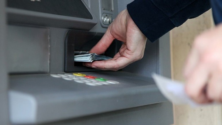 Yaşlı Adam Parasını ATM’de Unuttu, Kadın İz Sürerek Onu Buldu