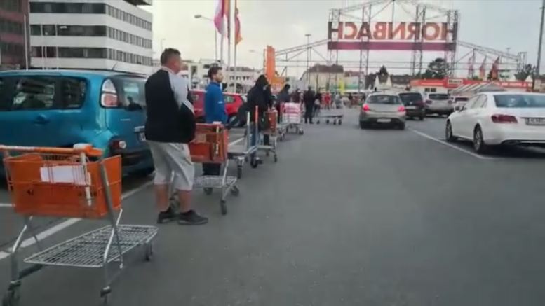 Avusturya | Yüzlerce Metre Kuyruk Oluştu