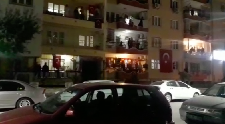 Türkiye | 23 Nisan balkonlardan kutlandı