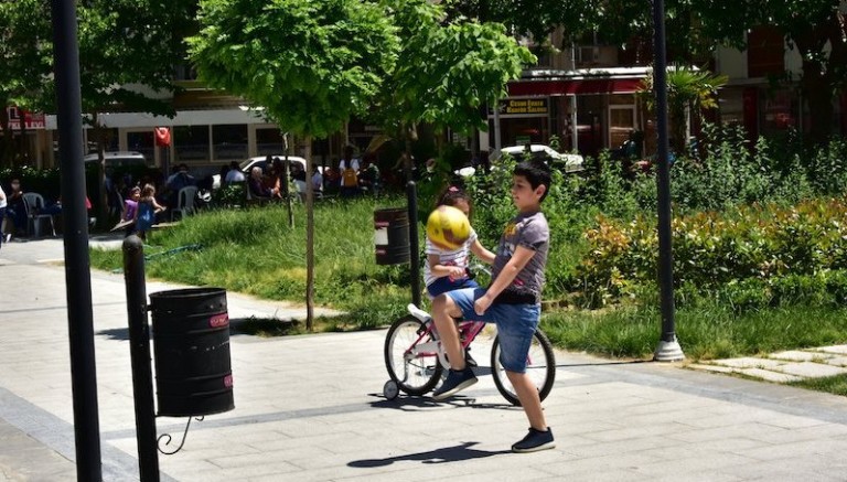 Çocuklar parklara koştu