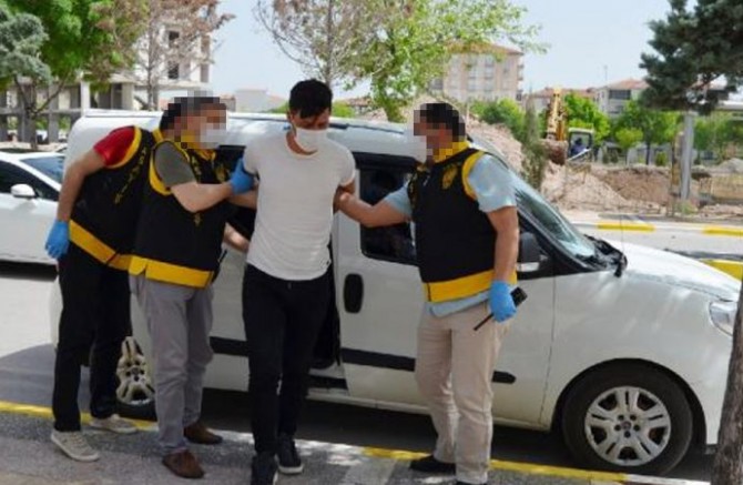 Eşini öldürdükten sonra şükür namazı kılmış
