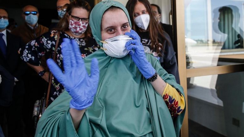 Kaçırıldıktan sonra Müslüman olan İtalyan kadın için ‘terörist’ nitelemesi