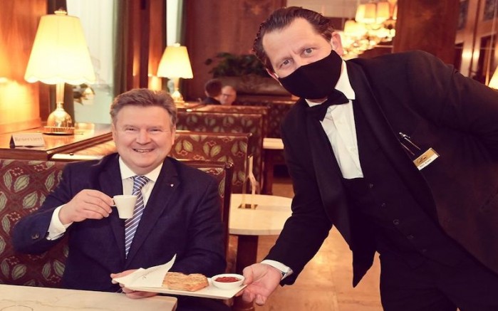 Kafeler Açıldı |  İlk Müşteri Ludwig