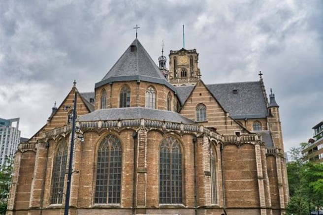Kilise salgın günlerinde halka moral vermek için Türkçe ezgiler çaldı