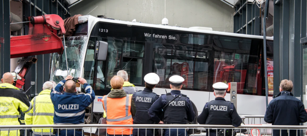 Otobüs Yürüyen Merdivenlere Çıktı