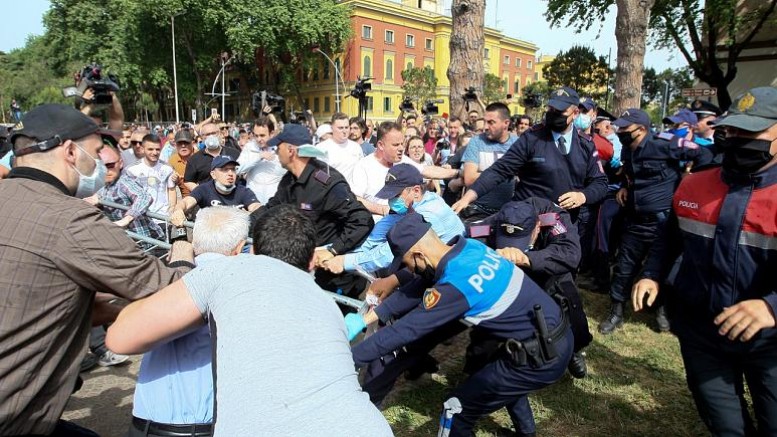 Tiyatro binasının yıkımında cumhurbaşkanının eşi de gözaltına alındı