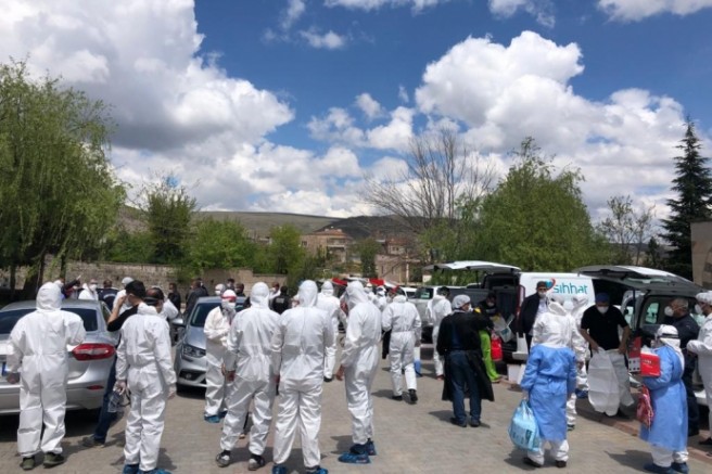 Virüsten koruyacağı iddiasıyla ‘okuyup-üfleyerek’ tüm mahalleye virüs yaymış