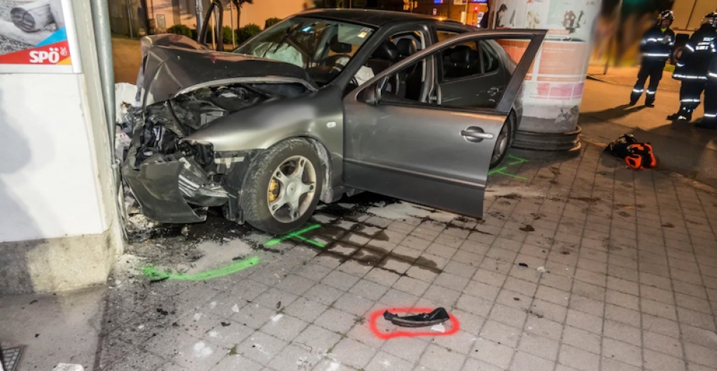 Avusturya | Reklam Panosuna Zarar Vermeden Araç Buraya Nasıl Girdi?