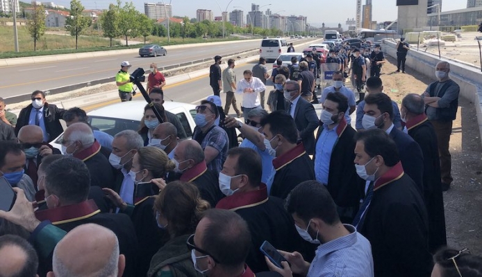 Baro başkanlarına kent girişinde polis barikatı