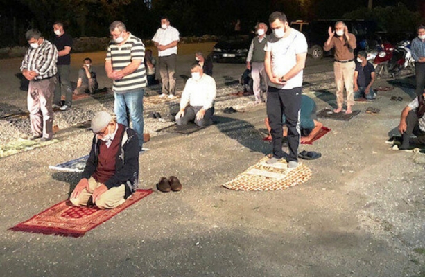 İmamı Protesto Eden Cemaat, Namazı Sokakta Kıldı