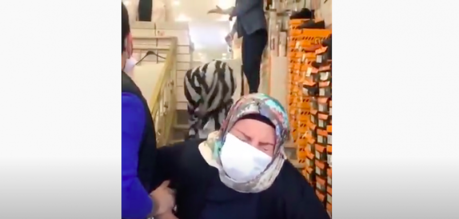 İstediği ayakkabıyı almayan annesini merdivenlerden itti