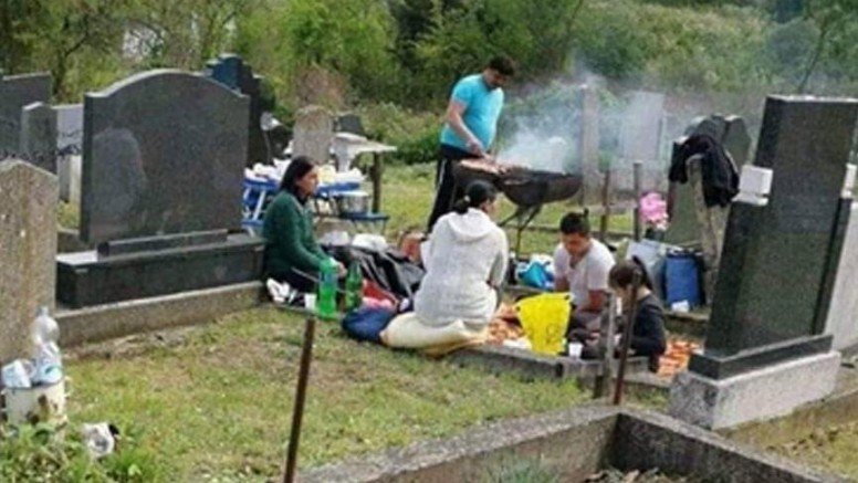 Türkiye Göçmeni Aile, Hristiyan Mezarlığında Mangal Yaptı Denmişti