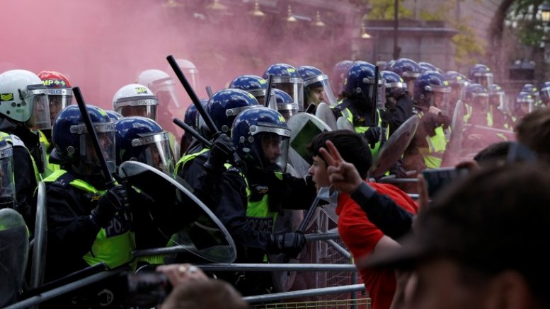 Türkiye kökenlilerin yoğun olarak yaşadığı belediyede ırkçılık karşıtı protesto