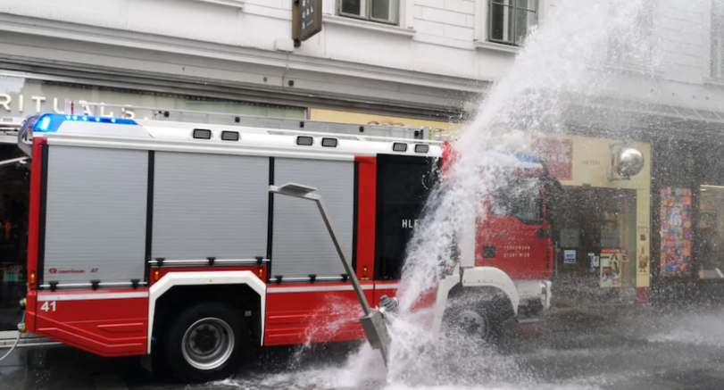 Viyana’nın En İşlek Caddesi Göle Döndü