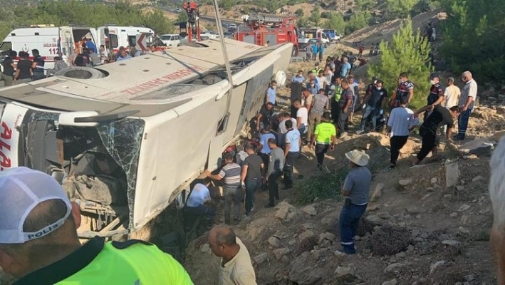Askerleri taşıyan otobüs devrildi | Çok sayı ölü ve yaralı var