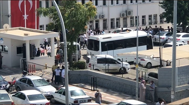 Görevden alınan AKP’li belediye başkanının yakınları belediye binasını bastı