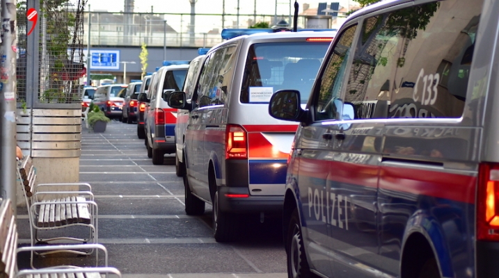 Her Üç Göstericiye Bir Polis Aracı Düştü