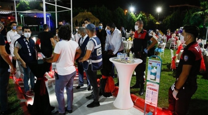 Düğünde aynı makyaj malzemesini kullanan 35 kişiye koronavirüs bulaştı