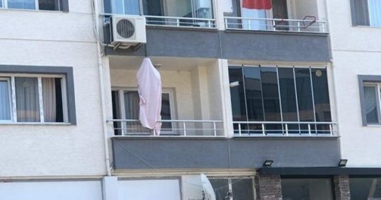 Kendisini iple balkonun demir parmaklığına astı