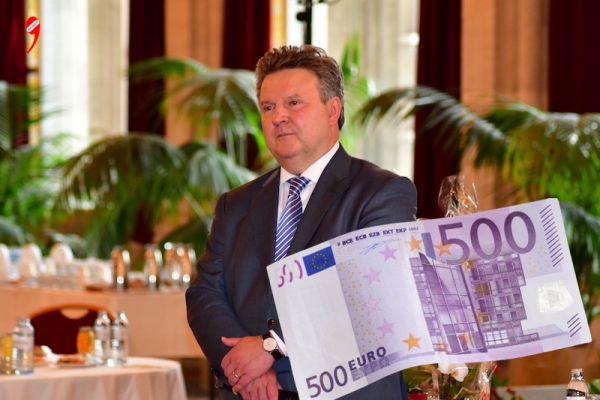 Viyana Belediyesi 4 Bin Kişiye 500 Euro Prim Verecek