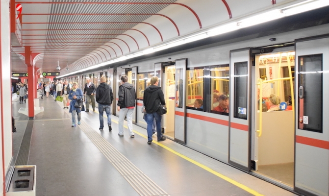Viyana | Metroda Uyuyordu, Uyandırılınca Makasla Saldırdı