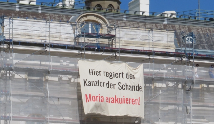 Başbakanlık Binasına ‘’ Utanç şansölyesi burada hüküm sürüyor’’ Yazılı Pankart Asıldı