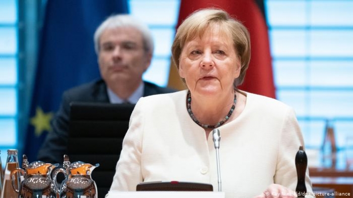 Merkel her iki tarafı da arayarak ateşkes çağrısı yaptı