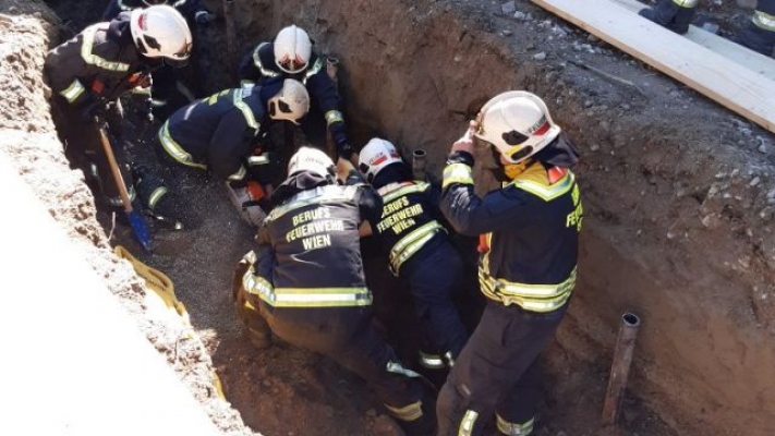 Viyana itfaiyesi toprağa gömülen işçiyi parmaklarıyla kazarak kurtardı