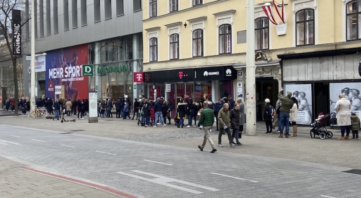 Mağazaların Kapanma İhtimali Uzun Kuyrukların Oluşmasına Neden Oldu