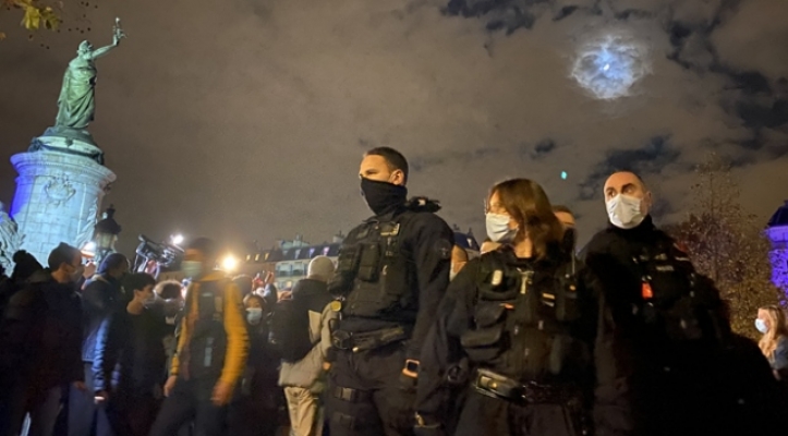 Öğrenciler Polise Karşı Sığınmacıları Korudu