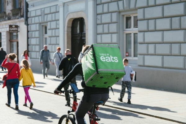 Kein Kranken- oder Urlaubsgeld, kein 13. und 14. Gehalt – Initiative fordert: Fahrradkuriere fair behandeln