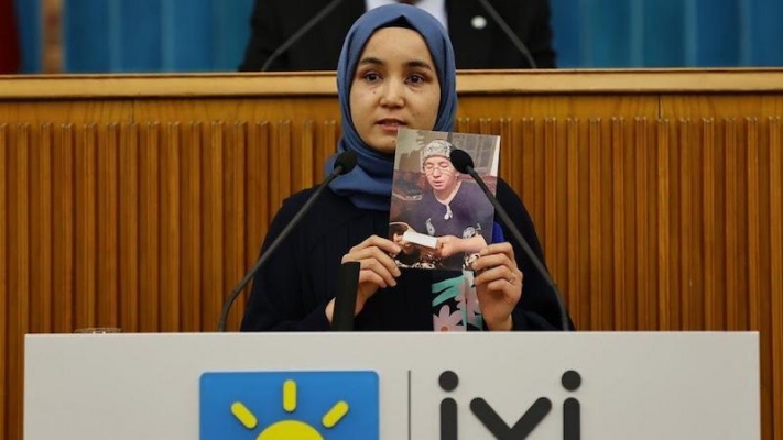 Akşener Kürsüye Doğu Türkistanlı Kadını Çağırdı, Kanallar Yayını Kesti