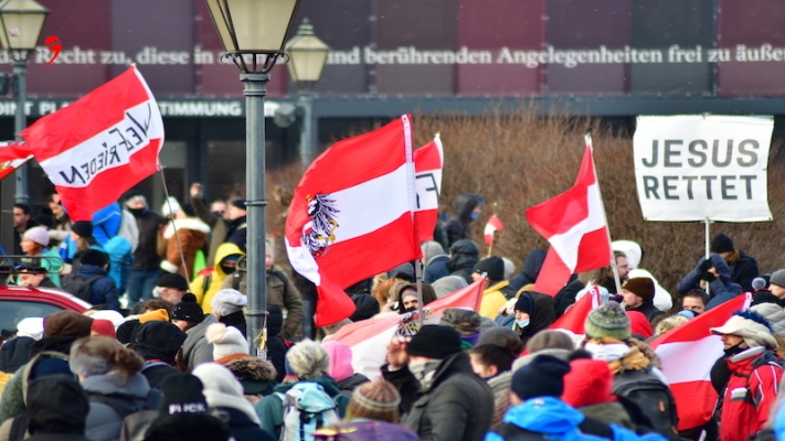 Korona İnkarcılarının Protestosu, Aşırı Sağcıların Gövde Gösterisine Döndü