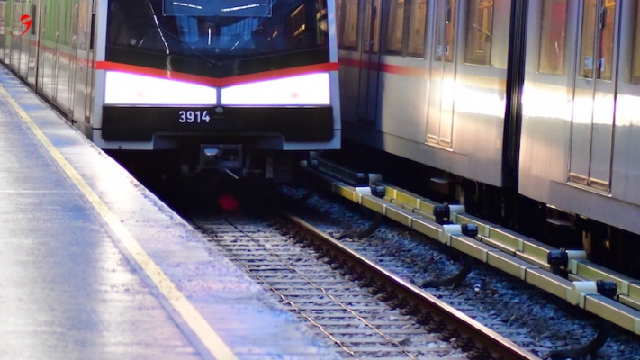 Metro Raylarına Düşen Çocuğun Mucize Kurtuluşu